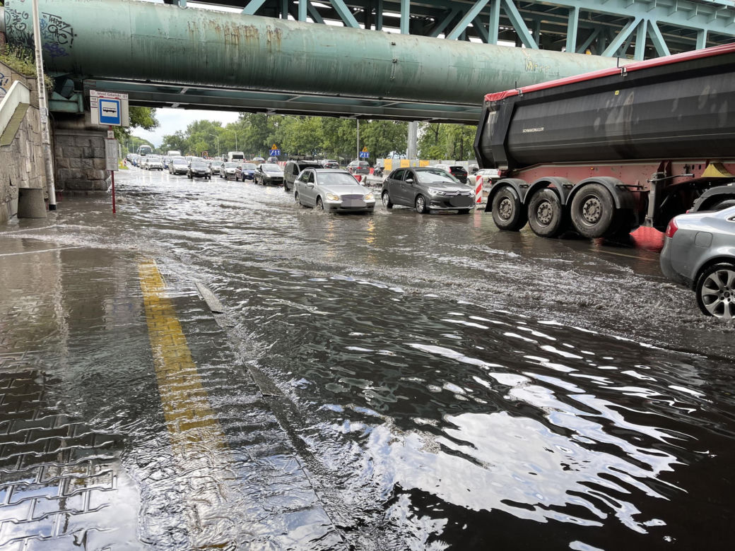 Wielka ulewa w Warszawie. Wisłostrada zamieniła się w bajoro