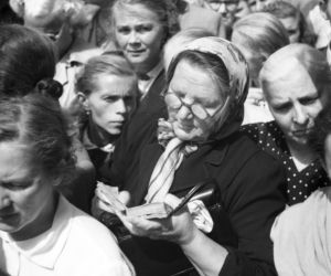 Uroczystość Bożego Ciała w Warszawie celebrowana przez Prymasa Polski kardynała Stefana Wyszyńskiego - 1957 rok