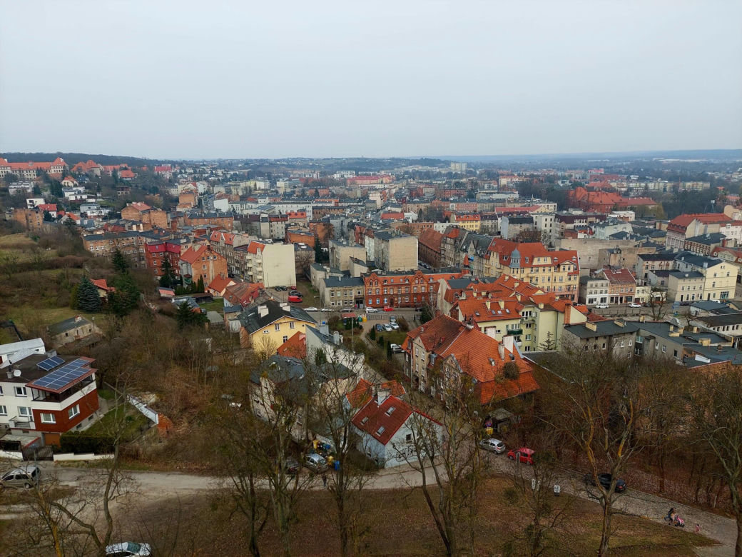 Kierunek: Grudziądz. Kuszą tężnia w szklanej piramidzie i unikatowe spichrze nad Wisłą. Z jednej strony są jak kamieniczki, z drugiej jak mury obronne