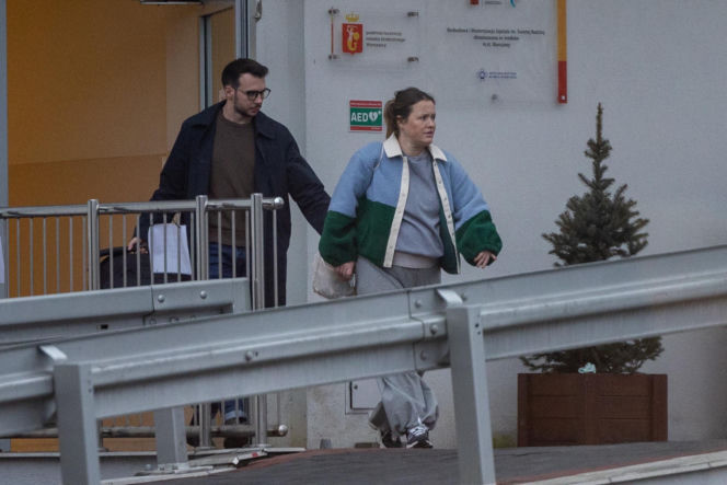 Olga Frycz wychodzi z dzieckiem ze szpitala