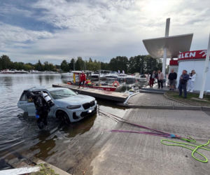 Hybrydowe BMW utonęło w Zegrzu. Zamiast wyciągnąć sprzęt, auto znalazło się na dnie
