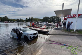 BMW zatonęło w porcie na Zegrzu. Niefortunny manewr wiele kosztował 