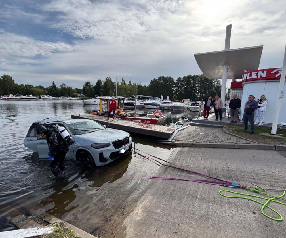 Hybrydowe BMW utonęło w Zegrzu. Zamiast wyciągnąć sprzęt, auto znalazło się na dnie