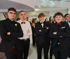 Tak bawili się maturzyści na studniówce skarżyskiego Erbla. Kreacje jak z czerwonego dywanu