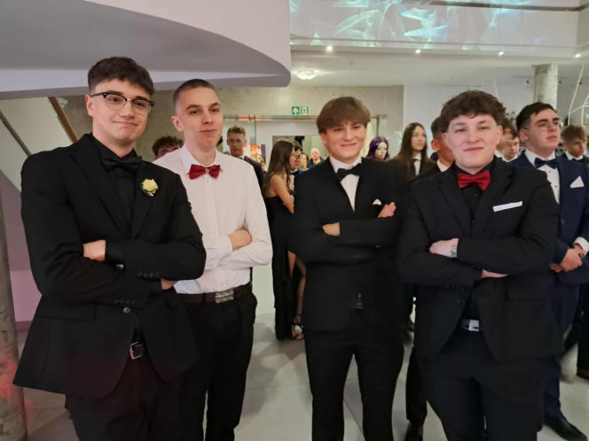 Tak bawili się maturzyści na studniówce skarżyskiego "Erbla". Kreacje jak z czerwonego dywanu