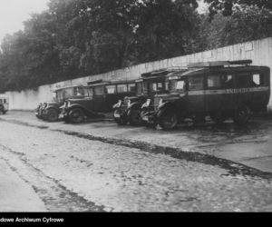 Zaparkowane autobusy przed dworcem, 1934