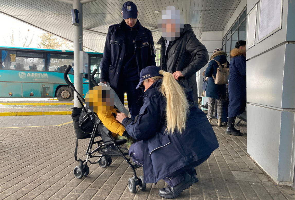 Wysiadła z FlixBusa, by zrobić małemu dziecku mleko. Autokar odjechał. Pomogli policjanci z Torunia