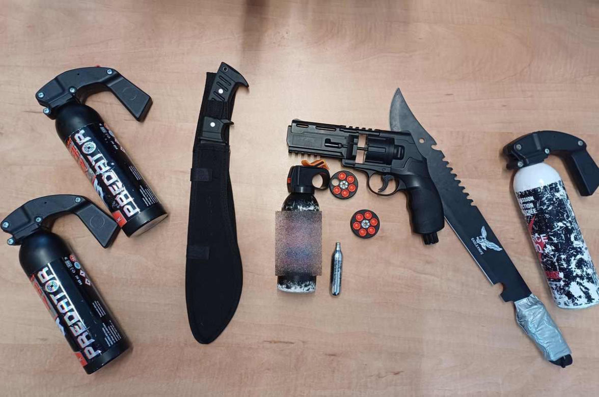 Tarnów. Policjanci zatrzymali grupę pseudokibiców. Mieli przy sobie maczety i pistolety