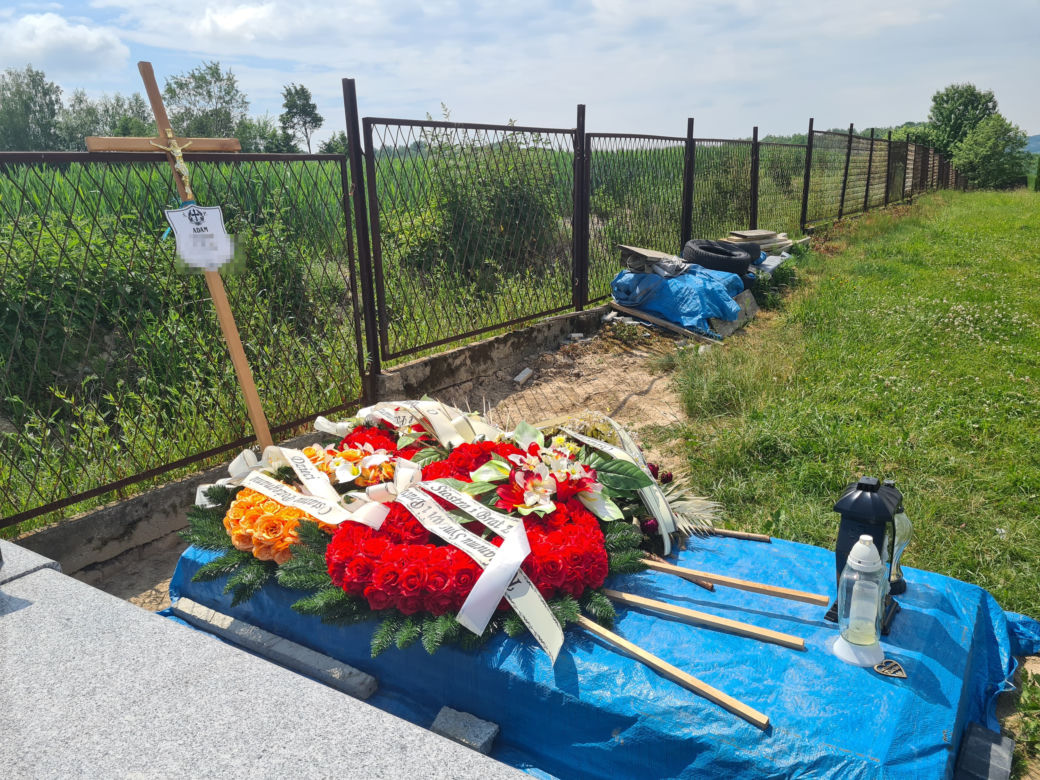Zawadka. Smutny grób Adama T. Zabił go własny syn [GALERIA]