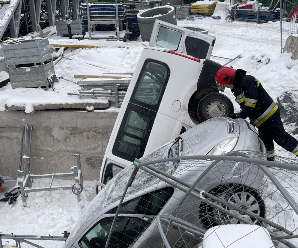 Samochody wleciały do wykopu na budowie metra