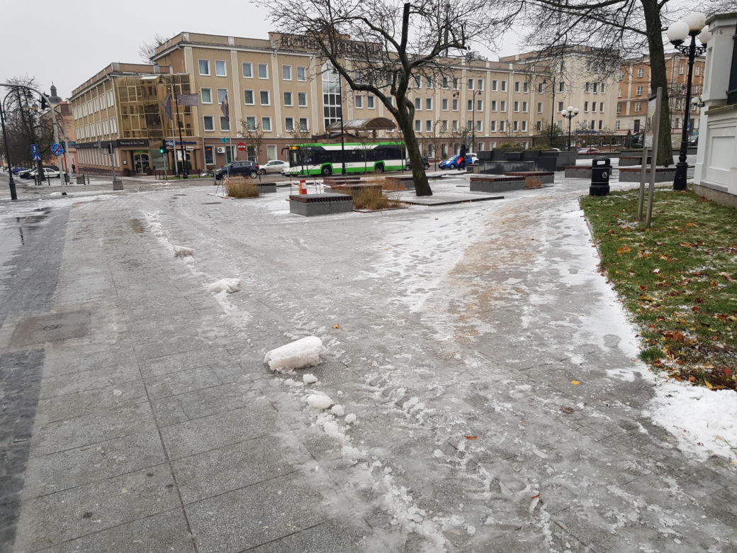 Gołoledź, marznące opady i oblodzone chodniki. Tak wyglądał poranek na drogach w Białymstoku