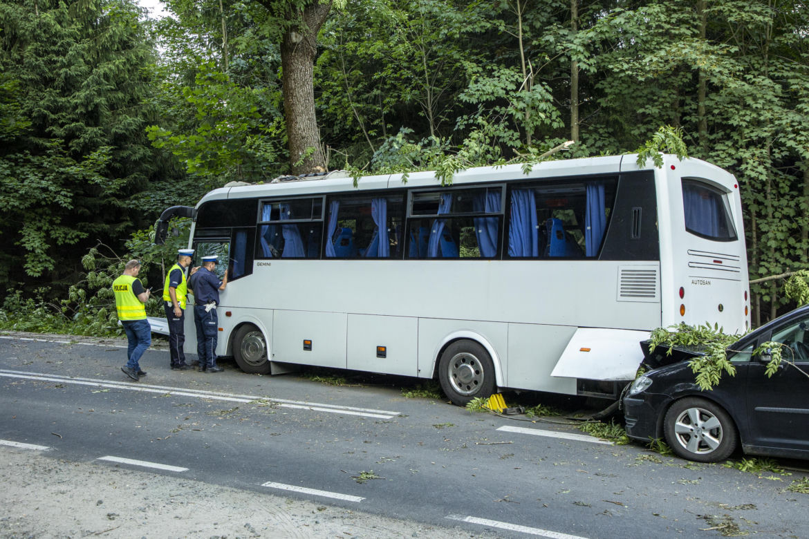 Autokar uderzył w drzewo na drodze w Przełęczy Kowrarskiej 