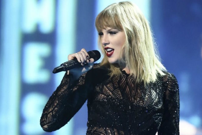 Taylor Swift podróżuje w walizce - o co chodzi?