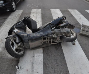 Kierujący skuterem rąbnął w Audi A3. Prowadził mając 2,6 promila alkoholu