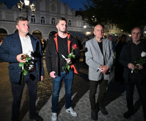 Marsz milczenia w Jarosławiu po ataku na księdza. Mieszkańcy w żałobie