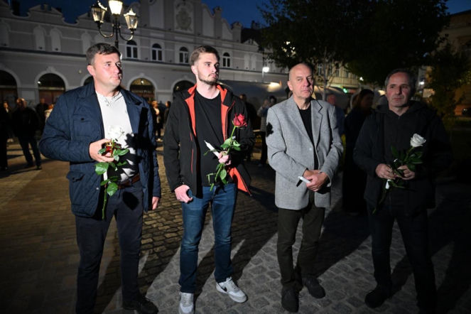 Marsz milczenia w Jarosławiu po ataku na księdza. Mieszkańcy w żałobie