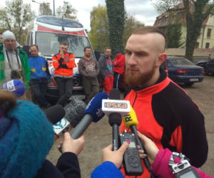 Ratownicy medyczni uczą się samoobrony