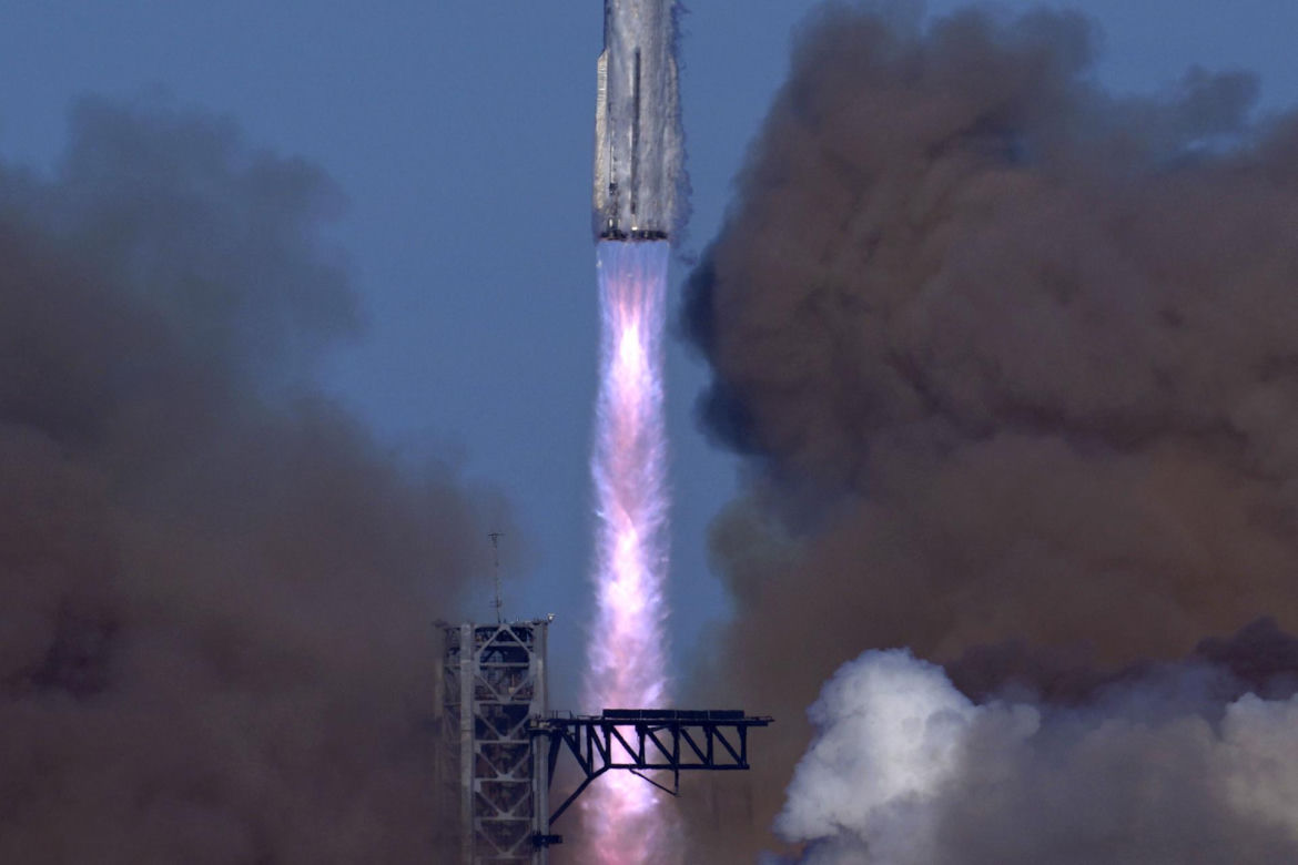 Statek kosmiczny Starship stracił w czwartek łączność z bazą i rozpadł się w powietrzu podczas swojego siódmego lotu próbnego. 