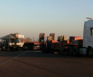 94-tonowy transport. Bez zezwolenia, na zdartych oponach i z szeregiem innych naruszeń