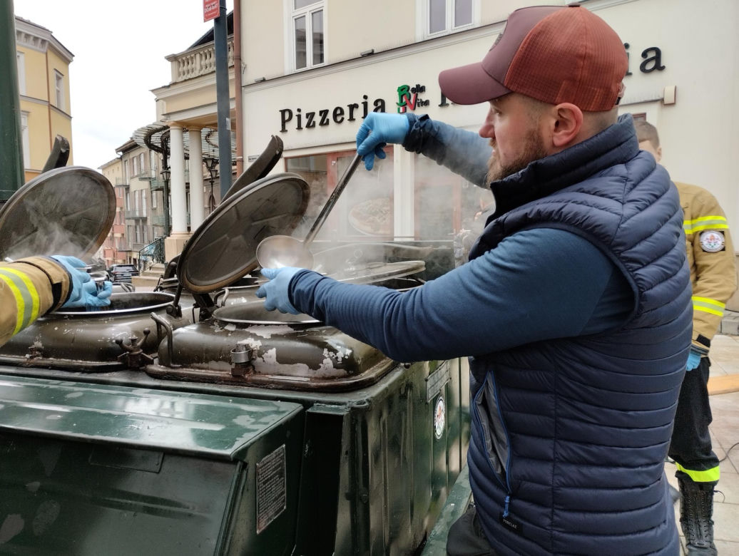 WOŚP 2024. Dziennikarze Radia ESKA rozgrzewają Tarnów pysznym żurkiem!