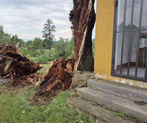 Krajobraz jak po apokalipsie. Wichura zniszczyła gminę Mysłakowice w kilkanaście minut