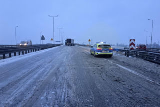 Ciężarówka stanęła w poprzek jezdni na S3