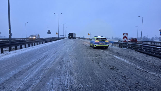 Ciężarówka stanęła w poprzek jezdni na S3