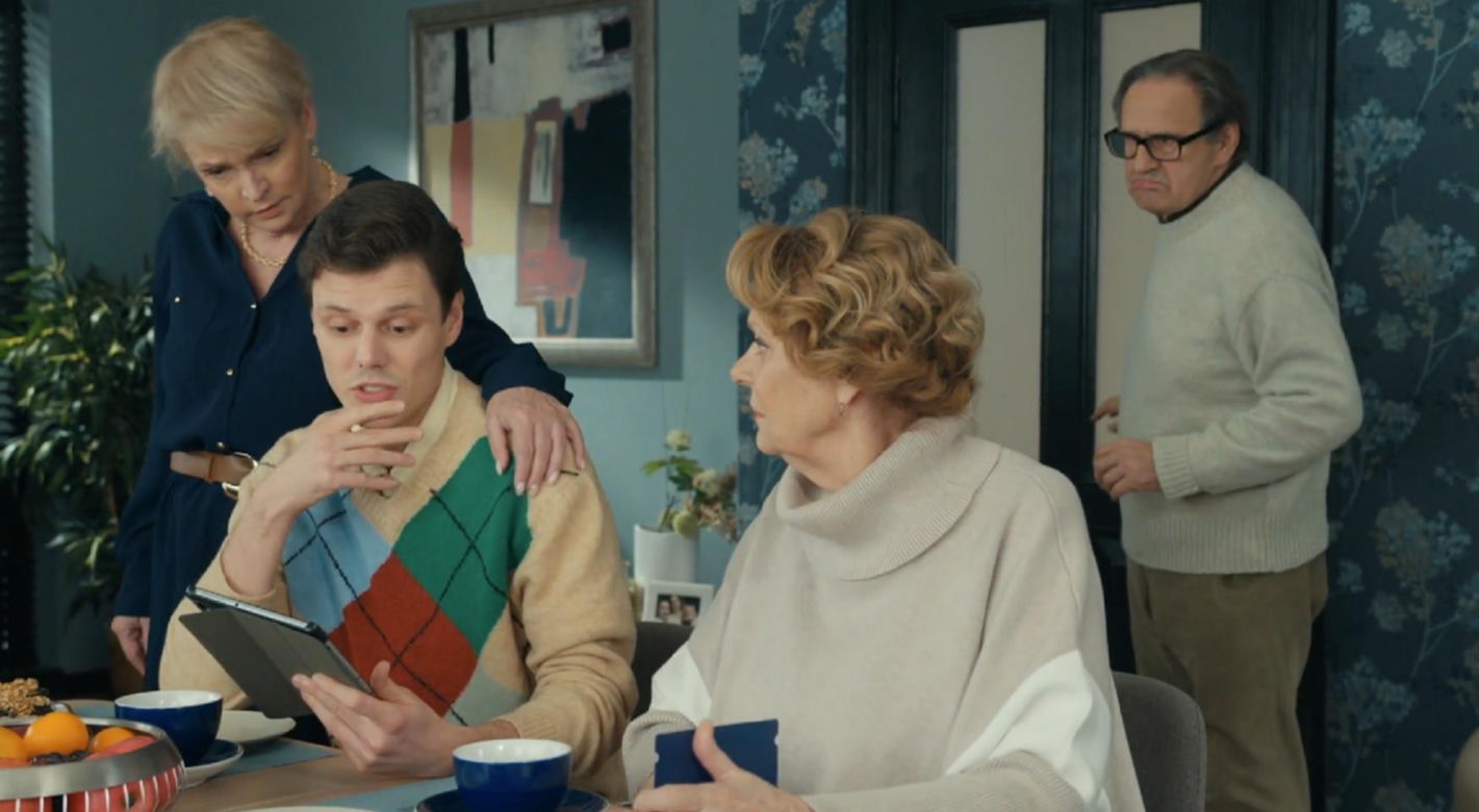 Barwy szczęścia odc. 3217. Józefina Rawiczowa (Elżbieta Jarosik), Kacper (Jakub Szlachetka), Jerzy (Bronisław Wrocławski), Małgorzata (Adrianna Biedrzyńska)