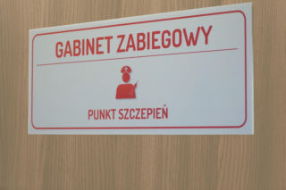 Świąteczne spotkania sprzyjają rozprzestrzenianiu się wirusów. Eksperci przypominają o znaczeniu szczepień przeciw COVID-19