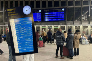 Zimowy horror na kolei. Pociągi zanotowały opóźnienia sięgające 7 godzin! Tysiące Polaków uwięzionych na dworcach