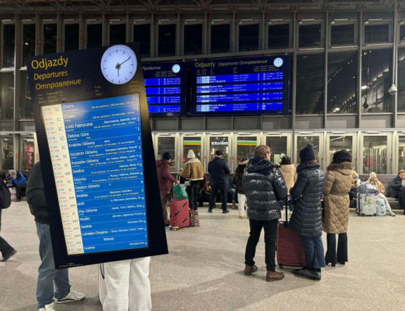 Tysiące Polaków uwięzionych na dworcach. Pociągi opóźnione nawet 7 godzin!
