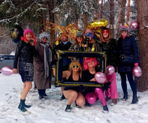 Kolorowe pożegnanie roku w lodowatej wodzie. Morsowy Sylwester 2025/2026 z grupą „Mors Może Więcej”