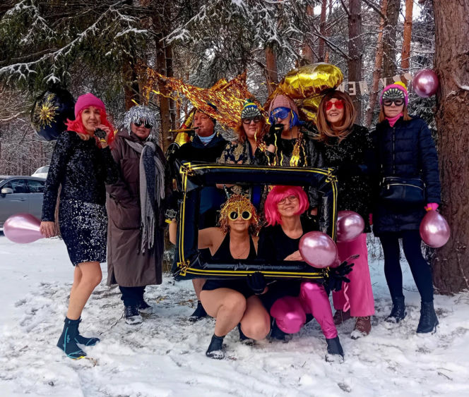 Kolorowe pożegnanie roku w lodowatej wodzie. Morsowy Sylwester 2025/2026 z grupą „Mors Może Więcej”