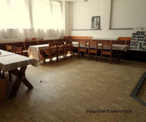 Lalka śpiąca w łóżku i urządzenia rehabilitacyjne. Co znajduje się w opuszczonym sanatorium przy polskiej granicy? [ZDJĘCIA]