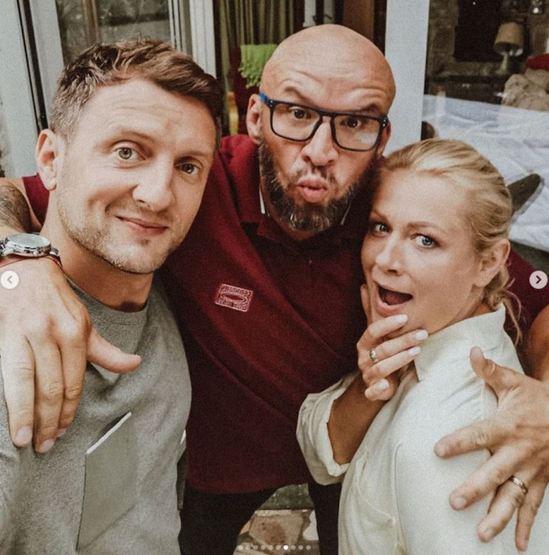 M jak miłość na planie.  Marzenka (Olga Szomańska), Andrzejek (Tomasz Oświeciński), Bartek (Arkadiusz Smoleński)