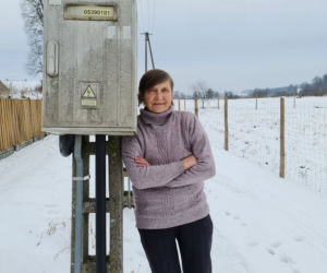 Słup na środku drogi w Starym Kawkowie