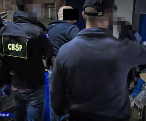 WIELKA AKCJA CBŚP w Łodzi: NALOT na laboratorium AMFETAMINY i BMK. W środku narkotyki i setki litrów kwasów!
