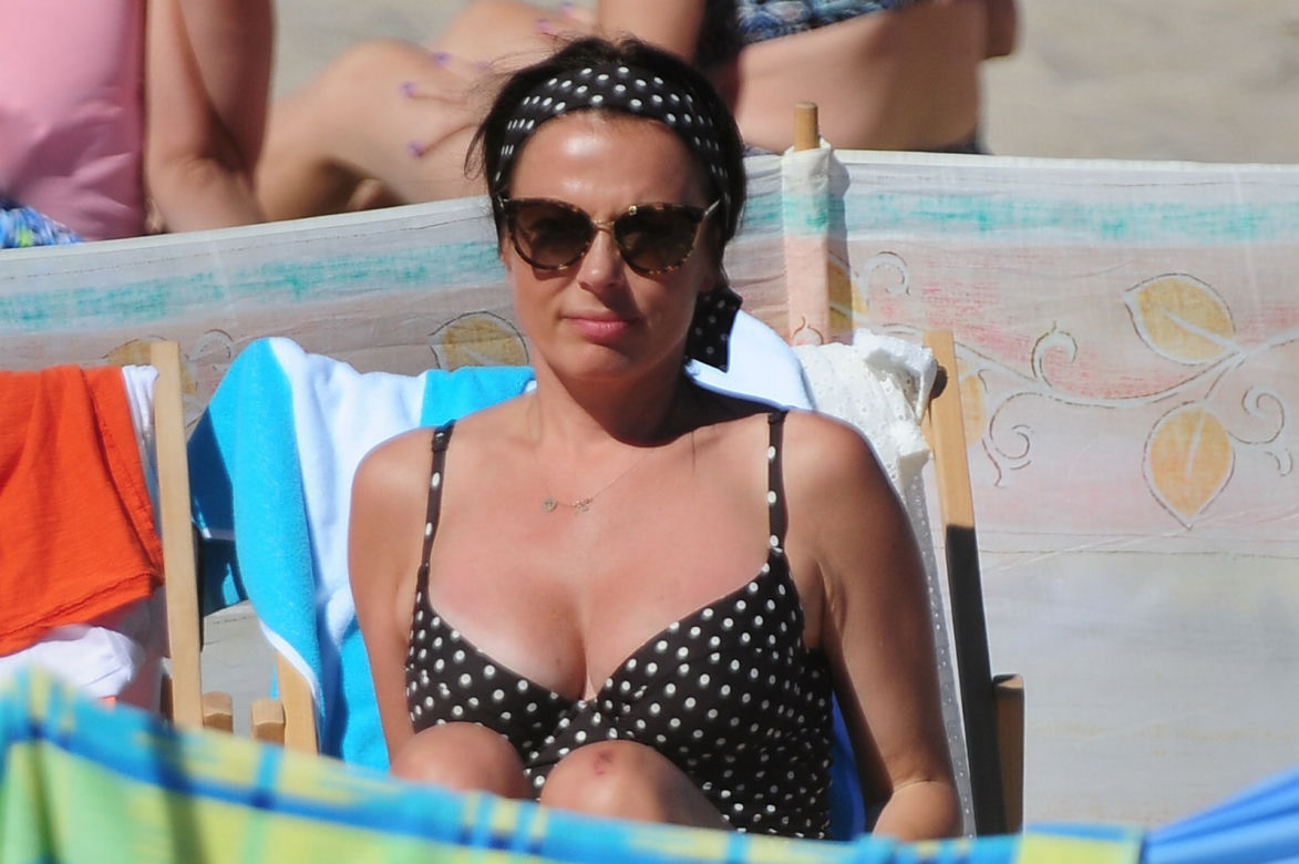Katarzyna Glinka z rodziną na plaży w Kołobrzegu