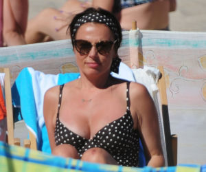 Katarzyna Glinka z rodziną na plaży w Kołobrzegu