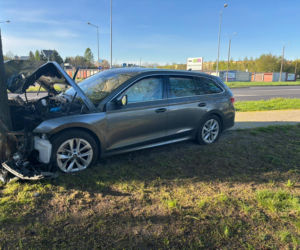 Poranny wypadek w Lesznie. Kierowca osobówki uderzył w drzewo