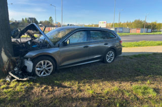 Poranny wypadek w Lesznie. Kierowca osobówki uderzył w drzewo