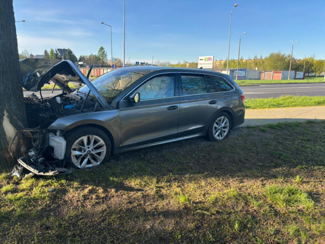 Poranny wypadek w Lesznie. Kierowca osobówki uderzył w drzewo