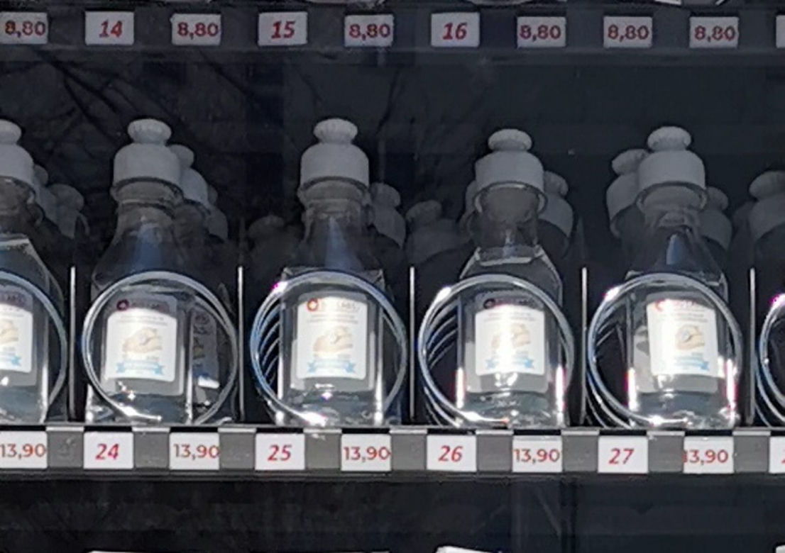 Automat z maseczkami i żelem antybakteryjnym w Warszawie