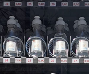 Automat z maseczkami i żelem antybakteryjnym w Warszawie