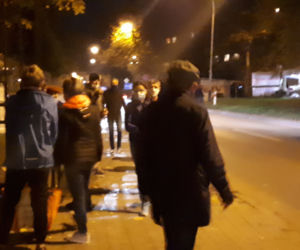 Polacy tłumnie ruszyli na cmentarze