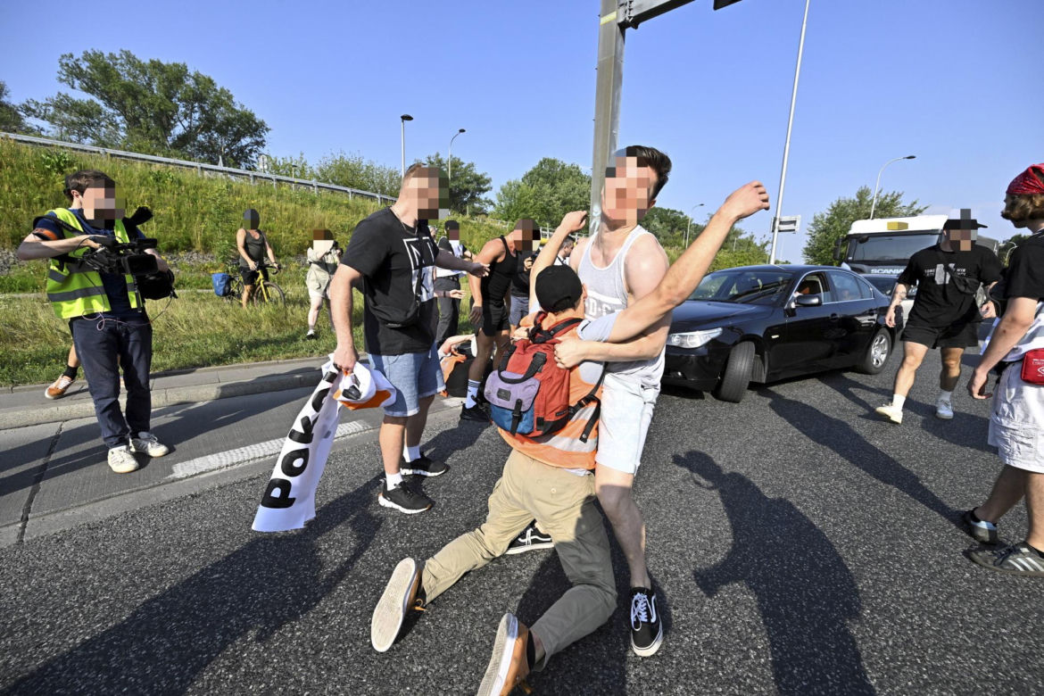  Aktywiści z Ostatniego Pokolenia sparaliżowali ruch. Kierowcy: Ktoś powinien zrobić z nimi porządek!
