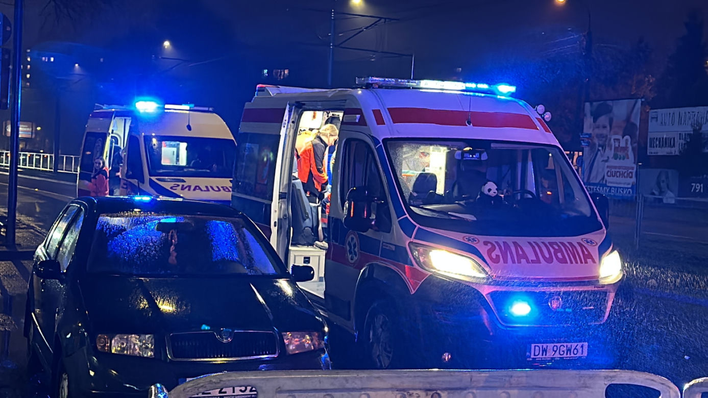 Dachowanie na Bielanach! Skoda huknęła w fiata, są ranni
