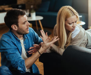 Jeden nawyk w rozmowie rujnuje relacje. Większość z nas ma go na sumieniu