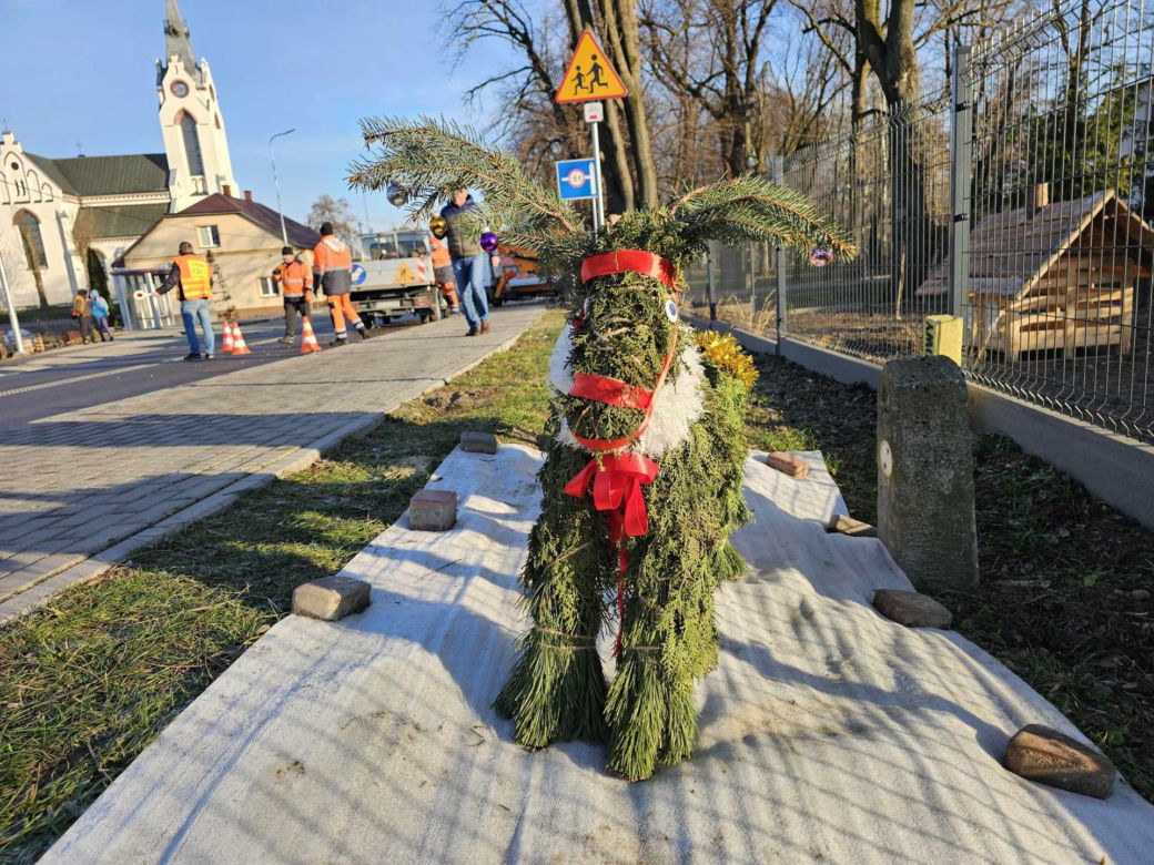 Mieszkańcy sami wykonują świąteczne ozdoby.