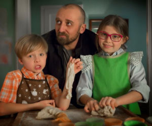 Druga szansa odcinek 8. Grzegorz (Wojciech Mecwaldowski), Kalinka (Ewa Cecherz), Jaś (Maks Balcerowski)